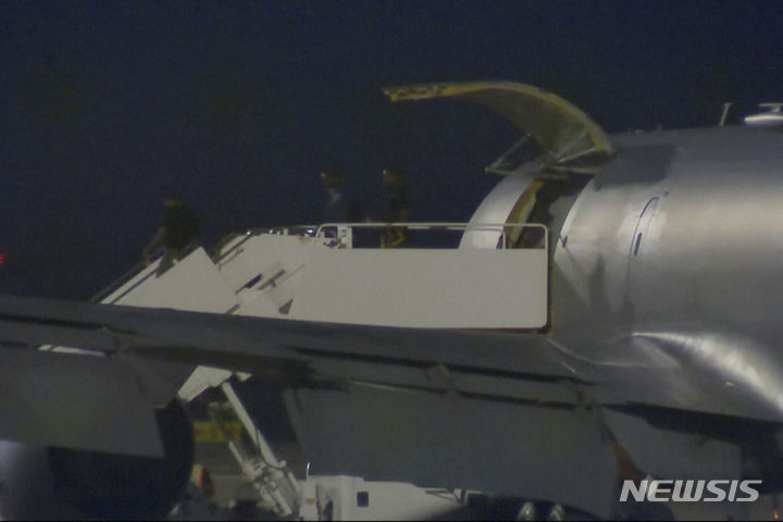 [샌안토니오=AP/뉴시스]공동경비구역(JSA) 견학 중 무단으로 월북했다가 두 달여 만에 풀려난 주한미군 소속 트래비스 킹 이병이 28일(현지시간) 새벽 미 텍사스주 샌안토니오 합동군사기지에 도착해 이동하는 모습이 지역 방송사인 KSAT 카메라에 포착됐다. 2023.09.28