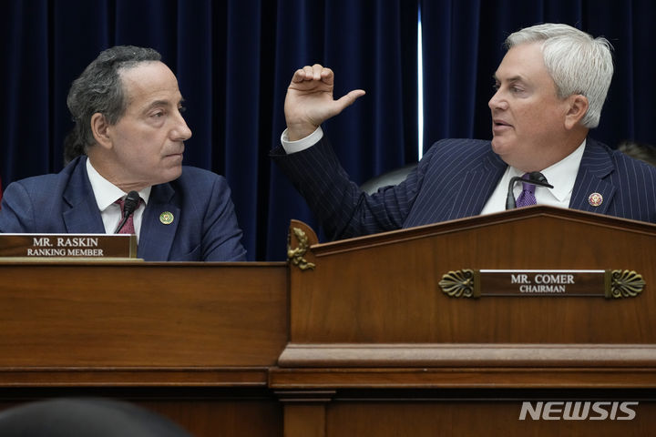 [워싱턴=AP/뉴시스] 9월 28일 열린 미 하원의 바이든 탄핵조사 첫 청문회에서 제이미 래스킨 민주당 하원의원(왼쪽)과 제임스 코머 공화당 하원감독위원장이 나란히 앉아 설전을 벌이고 있다. 2023.09.29. 