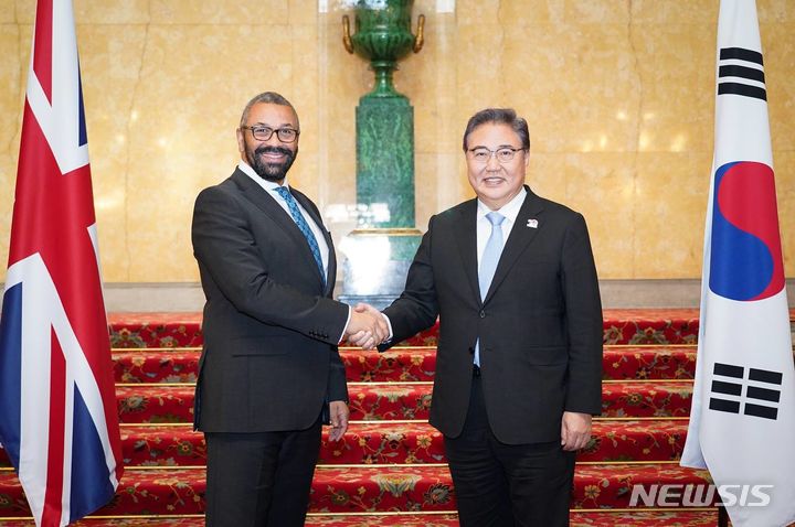 [서울=뉴시스]박진 외교부 장관은 27일(현지시간) 제임스 클레벌리 영국 외교장관과 제8차 한-영 외교장관 전략대화를 개최했다. (사진=외교부 제공) 2023.09.28. photo@newsis.com