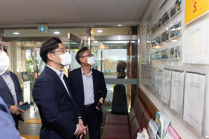 오병권 경기도 행정1부지사가 27일 오후 고양시 덕양구에 있는 희망의마을 양로원을 방문해 기부품을 전달하고 시설 현황 등을 점검했다. (사진=경기도 제공) *재판매 및 DB 금지