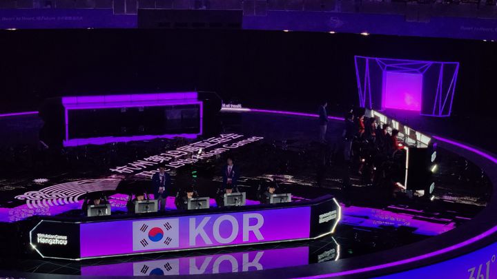 [항저우=뉴시스] 이명동 기자 = 제우스(최우제), 카나비(서진혁), 쵸비(정지훈), 룰러(박재혁), 케리아(류민석), 페이커(이상혁)로 구성된 한국 리그오브레전드(LoL) 대표팀이 28일 중국 항저우 e스포츠센터 주경기장에서 열린 2022 항저우 아시안게임 준결승에서 중국과 경기하고 있다. 2023.09.28. ddingdong@newsis.com *재판매 및 DB 금지