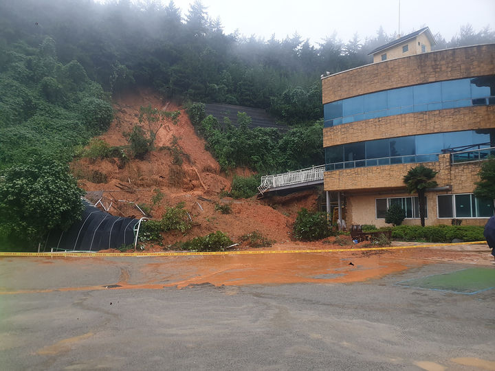 전남 여수시 돌산읍 노인요양시설 '하얀연꽃' 옹벽이 많은 비로 토사가 흘러내리고 있다. 여수시 제공 *재판매 및 DB 금지
