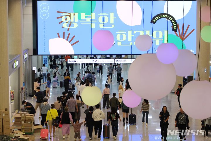 [제주=뉴시스] 양영전 기자 = 엿새간 이어지는 추석 연휴 첫날인 28일 오전 제주국제공항 1층 도착장에서 귀성객과 관광객들이 이동하고 있다. 2023.09.28. 0jeoni@newsis.com 