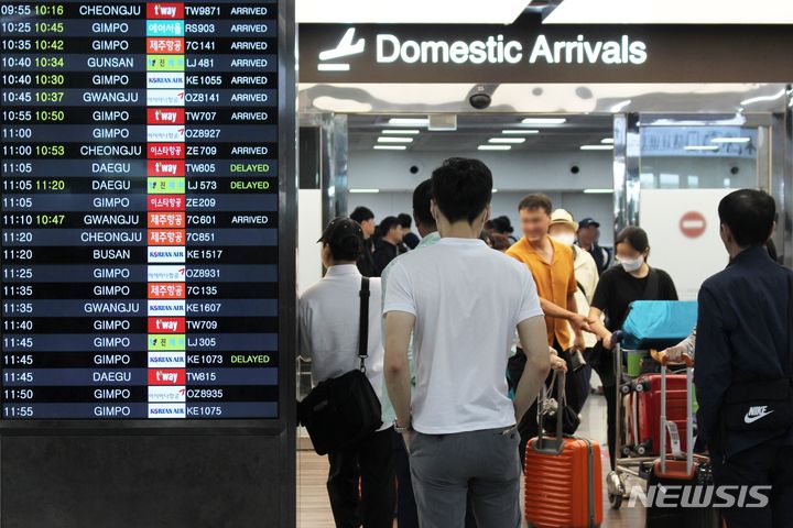 [제주=뉴시스] 양영전 기자 = 엿새간 이어지는 추석 연휴 첫날인 28일 오전 제주국제공항 1층 도착장에서 귀성객과 관광객들이 대합실로 나오고 있다. 2023.09.28. 0jeoni@newsis.com 