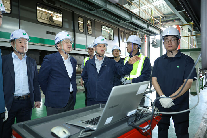 [대전=뉴시스] 조명휘 기자 = 이장우(왼쪽 두번째) 대전시장이 28일 도시철도 판암차량기지를 찾아 운영상황을 점검하고 있다. (사진= 대전시 제공) 2023.09.28. photo@newsis.com *재판매 및 DB 금지