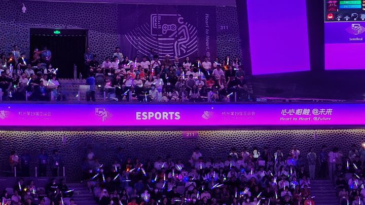 [항저우=뉴시스] 이명동 기자 = 제우스(최우제), 카나비(서진혁), 쵸비(정지훈), 룰러(박재혁), 케리아(류민석), 페이커(이상혁)로 구성된 한국 리그오브레전드(LoL) 대표팀이 28일 중국 항저우 e스포츠센터 주경기장에서 열린 2022 항저우 아시안게임 준결승에서 중국과 대결을 펼치는 동안 관중석에서 응원 행렬이 이어지고 있다. 2023.09.28. ddingdong@newsis.com *재판매 및 DB 금지