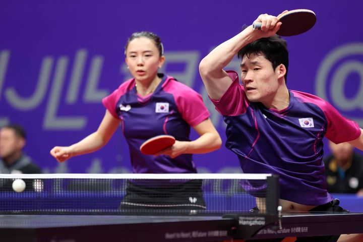 [서울=뉴시스] 한국 탁구 대표팀의 혼합 복식 장우진-전지희(이상 미래에셋증권) 조가 동메달을 획득했다. 2023.09.28. (사진=대한탁구협회 제공) *재판매 및 DB 금지