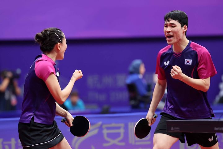 [서울=뉴시스] 한국 탁구 대표팀의 혼합 복식 임종훈(한국거래소)-신유빈(대한항공) 조와 장우진-전지희(이상 미래에셋증권) 조가 나란히 중국에 패하며 결승 진출에 실패했다. .2023.09.28. (사진=대한탁구협회 제공) *재판매 및 DB 금지