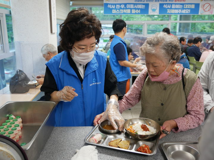 [대구=뉴시스] 대구시 서구 내당노인복지관은 '한가위 맞이 무료급식 나눔 DAY' 행사를 열었다. (사진=서구 내당노인복지관 제공) 2023.09.28. photo@newsis.com *재판매 및 DB 금지