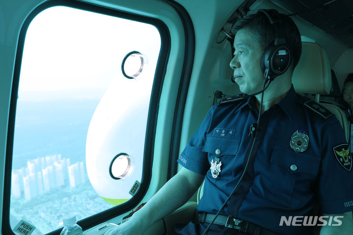 헬기에 탑승해 치안상황 점검하는 이문수 청장. (사진=경기북부경찰청 제공)