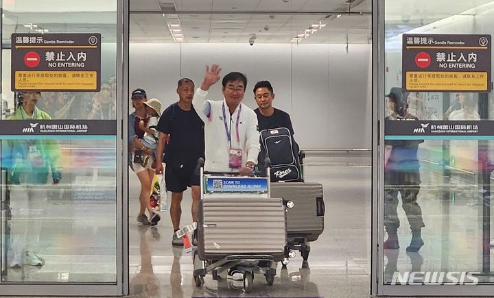 [항저우=뉴시스]김주희 기자=류중일 한국 야구대표팀 감독이 28일 중국 항저우 샤오산 국제공항을 통해 입국했다. 2023.09.28.