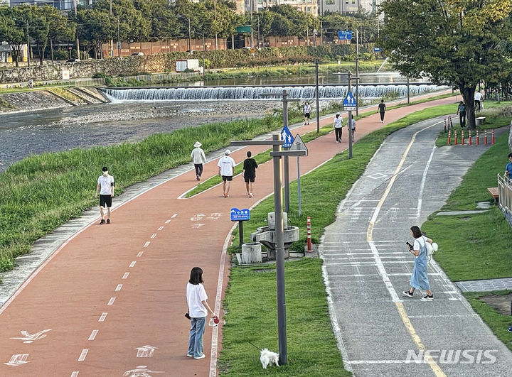 [대구=뉴시스] 정재익 기자 = 28일 오후 대구 중구 대봉교 인근에서 시민들이 신천 둔치를 산책하고 있다. 2023.09.28. jjikk@newsis.com