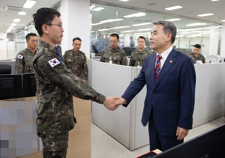 [서울=뉴시스] 이종섭 국방부장관이 28일 육군 21사단 사령부를 찾아 추석 연휴 간에도 맡은 바 임무에 최선을 다하고 있는 장병을 격려하고 있다. (사진=국방부 제공) 2023.09.28. photo@newsis.com *재판매 및 DB 금지