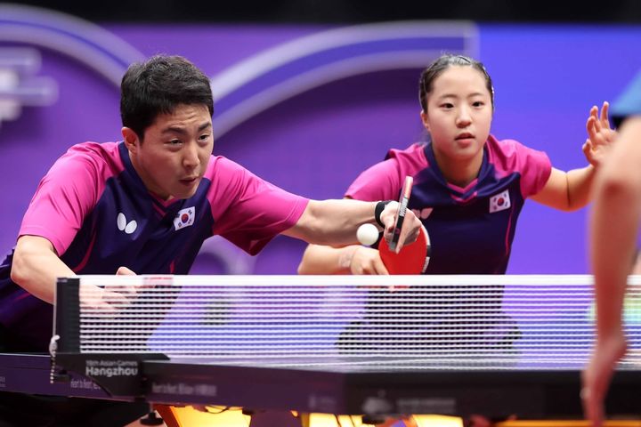 [서울=뉴시스] 한국 탁구 대표팀의 혼합 복식 임종훈(한국거래소)-신유빈(대한항공) 조와 장우진-전지희(이상 미래에셋증권) 조가 나란히 중국에 패하며 결승 진출에 실패했다. 2023.09.28. (사진=대한탁구협회 제공) *재판매 및 DB 금지