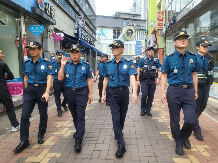 [대구=뉴시스] 대구 중부경찰서는 이상동기 범죄 등 중요범죄 예방과 검거를 위한 가시적 경찰 활동인 집중도보순찰 제도를 시행하고 있다. (사진 = 대구 중부경찰서 제공) 2023.09.29. photo@newsis.com *재판매 및 DB 금지