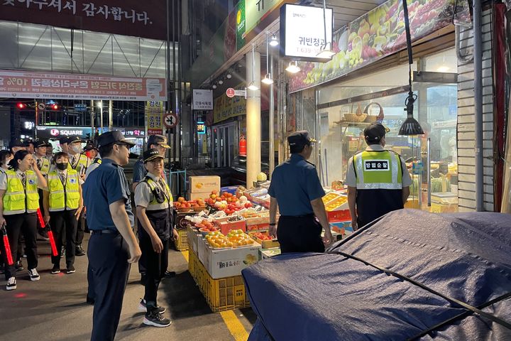 [대구=뉴시스] 대구 달서경찰서는 범죄예방 분위기 조성을 위해 다음 달 3일까지 자율방범대와 함께 가장 안전한 우리동네 만들기 캠페인을 추진한다. (사진 = 대구 달서경찰서 제공) 2023.09.29. photo@newsis.com *재판매 및 DB 금지