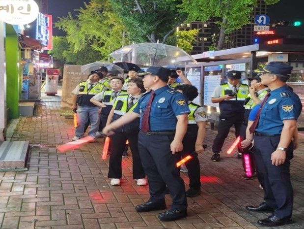 [대구=뉴시스] 성서경찰서도 죽전동·용산1동 자율방범대와 함께 이상동기 범죄예방을 위한 합동 순찰을 실시했다. (사진 = 대구 성서경찰서 제공) 2023.09.29. photo@newsis.com *재판매 및 DB 금지