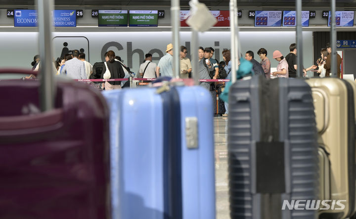 [무안=뉴시스] 변재훈 기자 = 추석 연휴 첫날인 28일 오전 전남 무안군 망운면 무안국제공항 국제선 출국장에서 시민들이 탑승 수속을 기다리고 있다. 2023.09.28. wisdom21@newsis.com