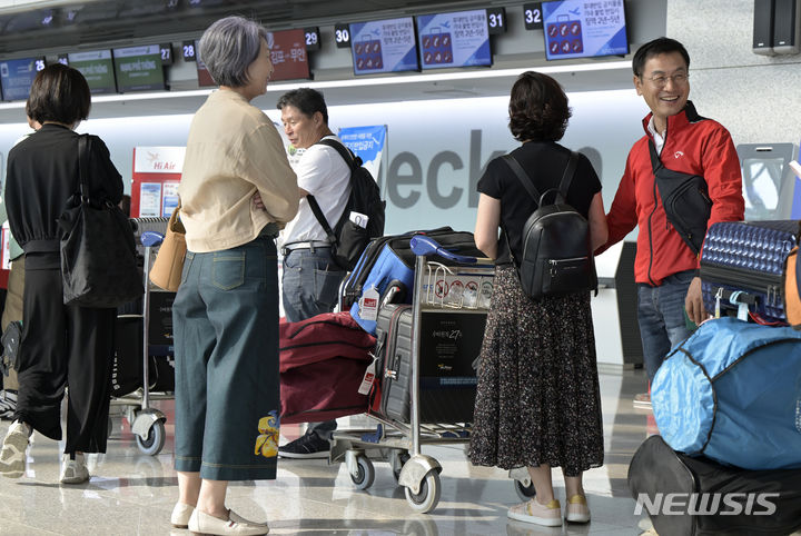 [무안=뉴시스] 변재훈 기자 = 추석 연휴 첫날인 28일 오전 전남 무안군 망운면 무안국제공항 국제선 출국장에서 시민들이 탑승 수속을 기다리고 있다. 2023.09.28. wisdom21@newsis.com