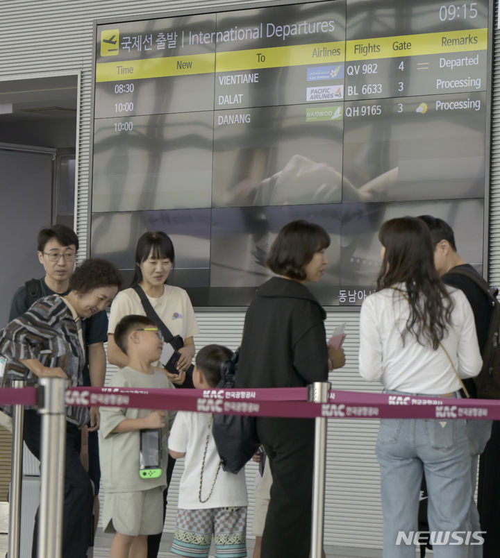 [무안=뉴시스] 변재훈 기자 = 추석 연휴 첫날인 28일 오전 전남 무안군 망운면 무안국제공항 국제선 출국장에서 시민들이 탑승 수속을 기다리고 있다. 2023.09.28. wisdom21@newsis.com