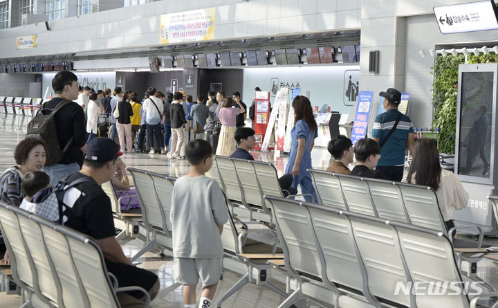 [무안=뉴시스] 변재훈 기자 = 추석 연휴 첫날인 28일 오전 전남 무안군 망운면 무안국제공항 국제선 출국장에서 시민들이 탑승 수속을 기다리고 있다. 2023.09.28. wisdom21@newsis.com
