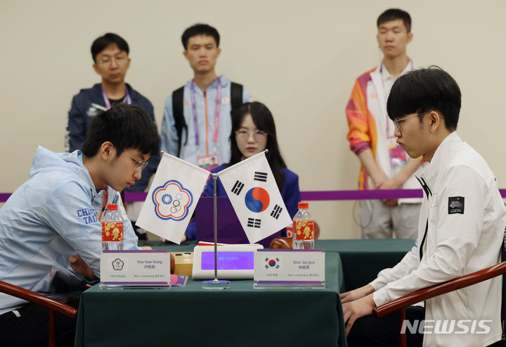 [항저우=뉴시스] 고승민 기자 = 27일 중국 항저우 기원에서 열린 2022 항저우 아시안게임 바둑 남자 개인 준결승전 한국 신진서 대 대만 쉬하오훙 경기, 신진서가 대국을 하고 있다. 2023.09.28. kkssmm99@newsis.com