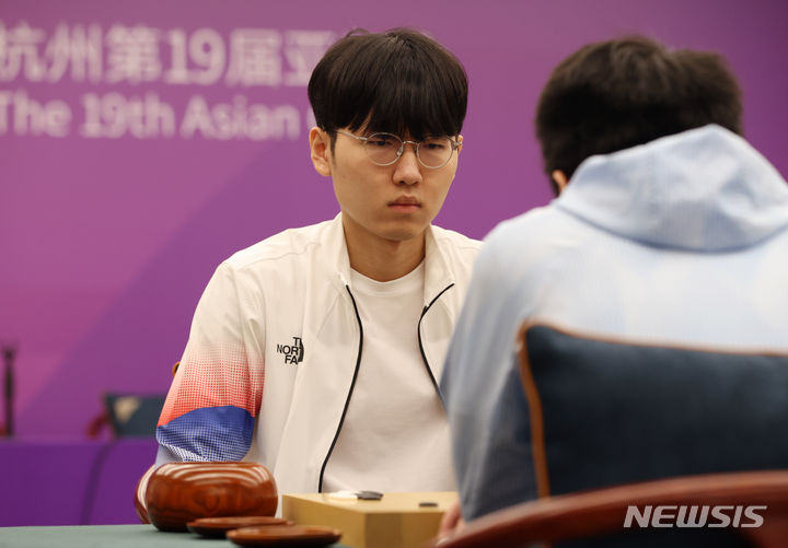 [항저우=뉴시스] 고승민 기자 = 27일 중국 항저우 기원에서 열린 2022 항저우 아시안게임 바둑 남자 개인 준결승전 한국 신진서 대 대만 쉬하오훙 경기, 신진서가 대국을 하고 있다. 2023.09.28. kkssmm99@newsis.com