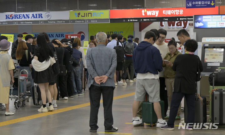 [광주=뉴시스] 변재훈 기자 = 추석 연휴 첫날인 28일 오전 광주 광산구 광주공항에서 제주행 여객기를 타려는 시민들이 탑승 수속을 기다리고 있다. 2023.09.28. wisdom21@newsis.com