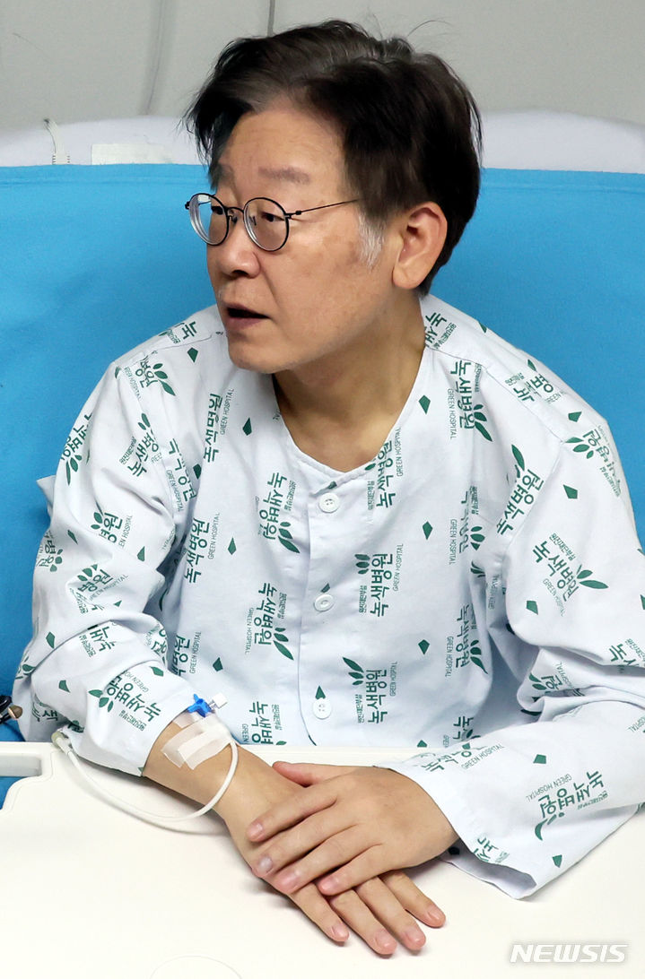 [서울=뉴시스] 조성봉 기자 = 이재명 더불어민주당 대표가 28일 오전 서울 중랑구 녹색병원에서 조정식 사무총장과 이해식 사무부총장에게 강서구청장 보궐선거 관련해 발언을 하고 있다.&nbsp; (공동취재사진) 2023.09.28. photo@newsis.com 