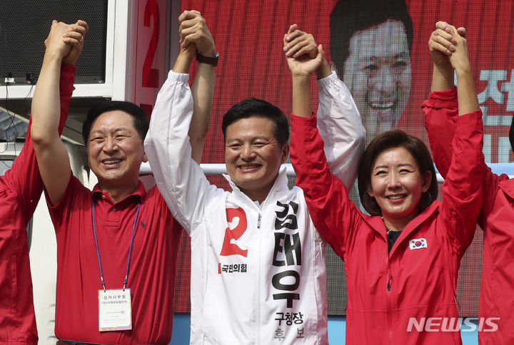 [서울=뉴시스] 김근수 기자 = 김기현 국민의힘 당대표와 김태우 국민의힘 서울 강서구청장 후보, 나경원 전 의원이 28일 오전 서울 강서구 발산역 인근에서 열린 국민의힘 강서구청장 후보 출정식에서 만세 퍼포먼스를 하고 있다. 2023.09.28. ks@newsis.com
