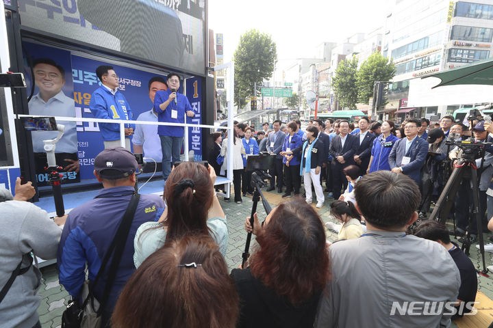 [서울=뉴시스] 김근수 기자 = 진교훈 더불어민주당 서울 강서구청장 후보가 28일 오전 서울 강서구 화곡역 인근에서 열린 더불어민주당 강서구청장 후보 출정식에서 연설을 하고 있다. 2023.09.28. ks@newsis.com