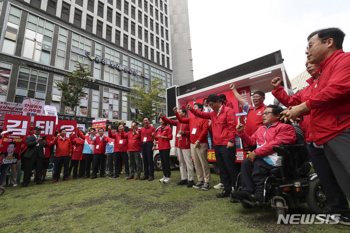 [서울=뉴시스] 김근수 기자 = 김기현 국민의힘 당대표를 비롯한 주요 당직자들이 28일 오전 서울 강서구 발산역 인근에서 열린 국민의힘 강서구청장 후보 출정식에서 구호를 외치고 있다. 2023.09.28. ks@newsis.com