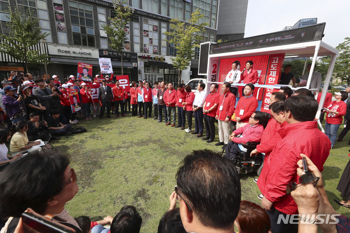 [서울=뉴시스] 김근수 기자 = 김태우 국민의힘 강서구청장 후보가 28일 오전 서울 강서구 발산역 인근에서 열린 국민의힘 강서구청장 후보 출정식에서 연설을 하고 있다. 2023.09.28. ks@newsis.com