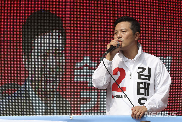 [서울=뉴시스] 김근수 기자 = 김태우 국민의힘 서울 강서구청장 후보가 28일 오전 서울 강서구 발산역 인근에서 열린 국민의힘 강서구청장 후보 출정식에서 연설을 하고 있다. 2023.09.28. ks@newsis.com