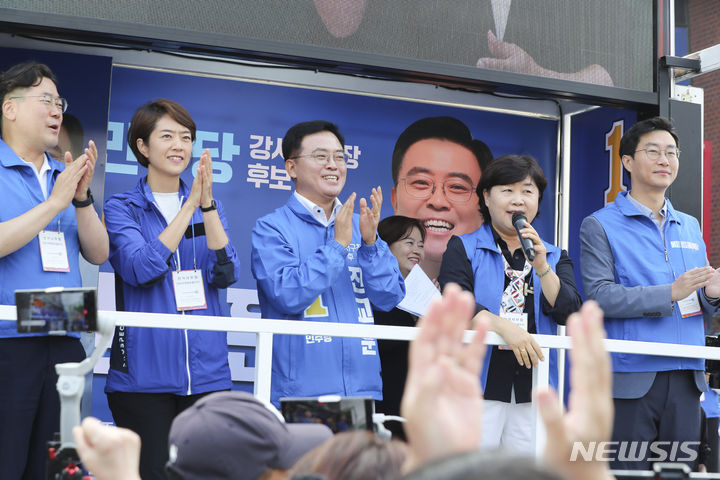 [서울=뉴시스] 김근수 기자 = 서영교 더불어민주당 최고위원이 28일 오전 서울 강서구 화곡역 인근에서 열린 더불어민주당 강서구청장 후보 출정식에서 연설을 하고 있다. 2023.09.28. ks@newsis.com