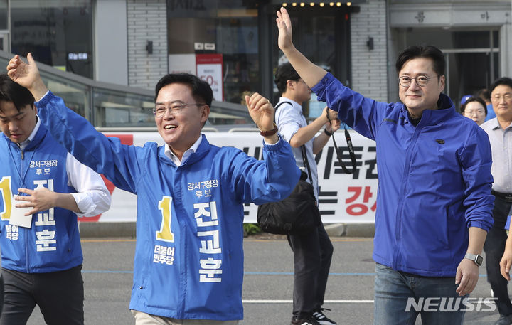 [서울=뉴시스] 김근수 기자 = 홍익표 더불어민주당 원내대표와 진교훈 더불어민주당 서울 강서구청장 후보가 28일 오전 서울 강서구 화곡역 인근에서 열린 더불어민주당 강서구청장 후보 출정식에서 구민들에게 인사하고 있다. 2023.09.28. ks@newsis.com