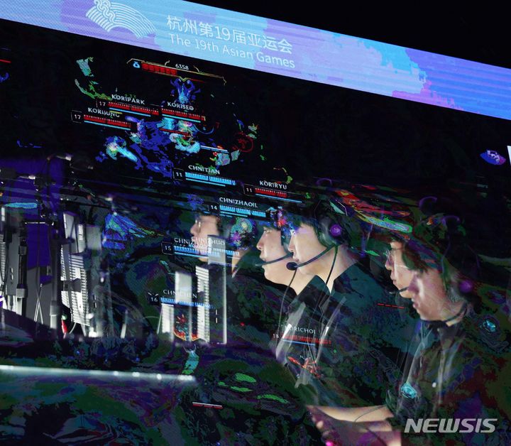 [항저우=뉴시스] 조수정 기자 = 28일(현지시간) 중국 항저우 E스포츠센터 FOP 아레나에서 열린 E스포츠 '리그오브레전드(LOL)' 준결승 한국 대 중국, 한국 선수들이 경기하고 있다. 왼쪽부터 '카나비' 서진혁, '제우스' 최우제, '쵸비' 정지훈, '룰러' 박재혁, '케리아' 류민석. E스포츠는 이번 아시안게임에 첫 정식종목으로 채택됐다. 결과는 한국이 중국에 2:0으로 승리, 결승 진출에 성공했다. (다중노출사진)2023.09.28. chocrystal@newsis.com