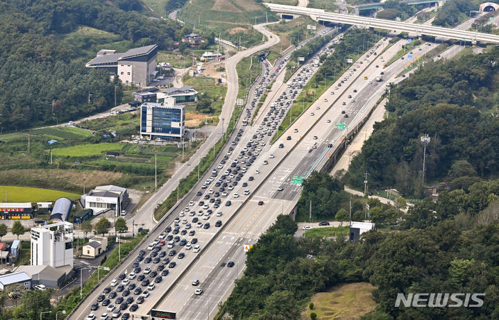 [용인=뉴시스] 경기사진공동취재단 = 추석 명절 교통법규 위반 차량 지공 협력 단속을 실시한 28일 오전 영동고속도로 용인IC 인근에 귀성길에 오른 차량들이 천천히 이동하고 있다. (항공촬영 협조: 경기남부경찰청 항공대 백명수 경위, 충북경찰청 방유룡 경위, 경기남부경찰청 고순대장 문숙호 경정, 홍보협력계 박종만 경감). 2023.09.28. photo@newsis.com