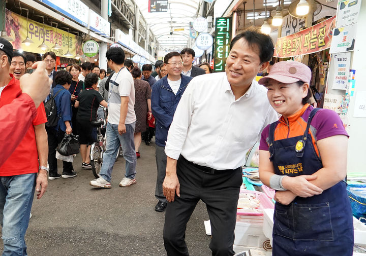 [서울=뉴시스] 조성봉 기자 = 오세훈 서울시장이 28일 서울 광진구 자양전통시장을 찾아 상인과 기념촬영을 하고 있다. (사진=서울시 제공) 2023.09.28. photo@newsis.com *재판매 및 DB 금지