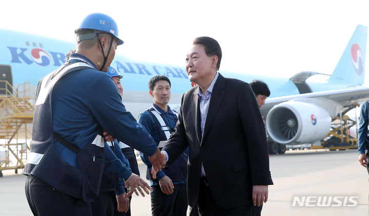 [인천공항=뉴시스] 홍효식 기자 = 윤석열 대통령이 추석 연휴 첫날인 28일 인천국제공항 대한항공 화물터미널을 방문해 항공 화물 종사자들을 격려하고 있다. 2023.09.28. yesphoto@newsis.com