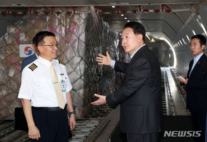 [인천공항=뉴시스] 홍효식 기자 = 윤석열 대통령이 추석 연휴 첫날인 28일 인천국제공항 대한항공 화물터미널을 방문해 일본 도쿄행 화물기에 탑승, 기장으로부터 화물기 운항계획을 보고받고 있다. 2023.09.28. yesphoto@newsis.com