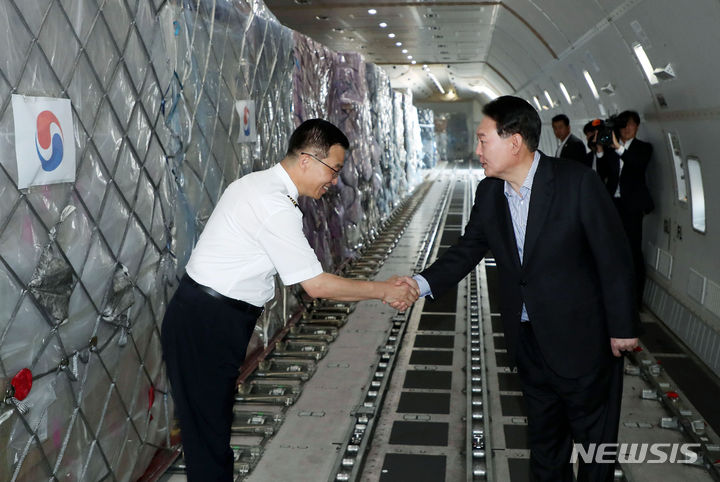 [인천공항=뉴시스] 홍효식 기자 = 윤석열 대통령이 추석 연휴 첫날인 28일 인천국제공항 대한항공 화물터미널을 방문해 일본 도쿄행 화물기에 탑승, 기장과 인사하고 있다. 2023.09.28. yesphoto@newsis.com