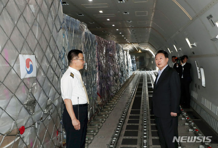 [인천공항=뉴시스] 홍효식 기자 = 윤석열 대통령이 추석 연휴 첫날인 28일 인천국제공항 대한항공 화물터미널을 방문해 일본 도쿄행 화물기에 탑승, 기장으로부터 화물기 운항계획을 보고받고 있다. 2023.09.28. yesphoto@newsis.com