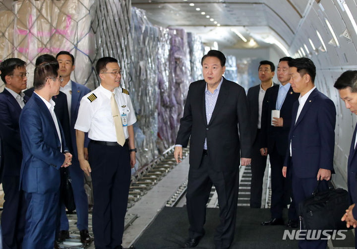 [인천공항=뉴시스] 홍효식 기자 = 윤석열 대통령이 추석 연휴 첫날인 28일 인천국제공항 대한항공 화물터미널을 방문해 일본 도쿄행 화물기에 탑승, 기장으로부터 화물기 운항계획을 보고받고 있다. 2023.09.28. yesphoto@newsis.com