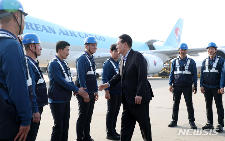 [인천공항=뉴시스] 홍효식 기자 = 윤석열 대통령이 추석 연휴 첫날인 28일 인천국제공항 대한항공 화물터미널을 방문해 항공 화물 종사자들을 격려하고 있다. 2023.09.28. yesphoto@newsis.com