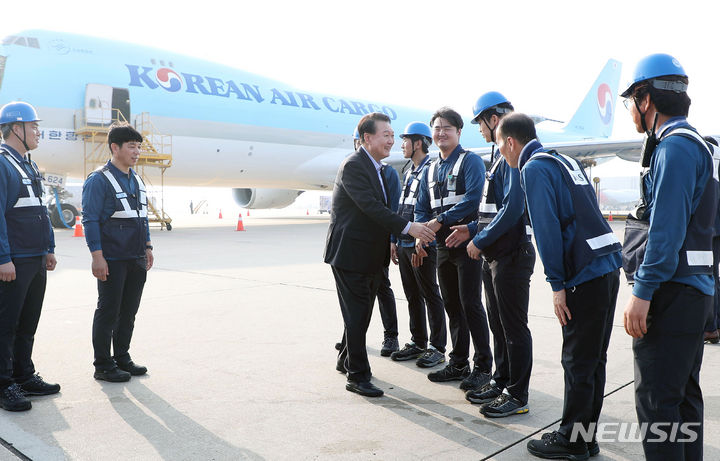 [인천공항=뉴시스] 홍효식 기자 = 윤석열 대통령이 추석 연휴 첫날인 28일 인천국제공항 대한항공 화물터미널을 방문해 항공 화물 종사자들을 격려하고 있다. 2023.09.28. yesphoto@newsis.com