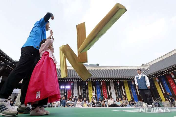 [서울=뉴시스] 최동준 기자 = 28일 서울 중구 한국의 집에서 열린 추석명절 큰잔치에 참가한 시민들과 외국인들이 윷놀이 대회를 즐기고 있다. 2023.09.28. photocdj@newsis.com