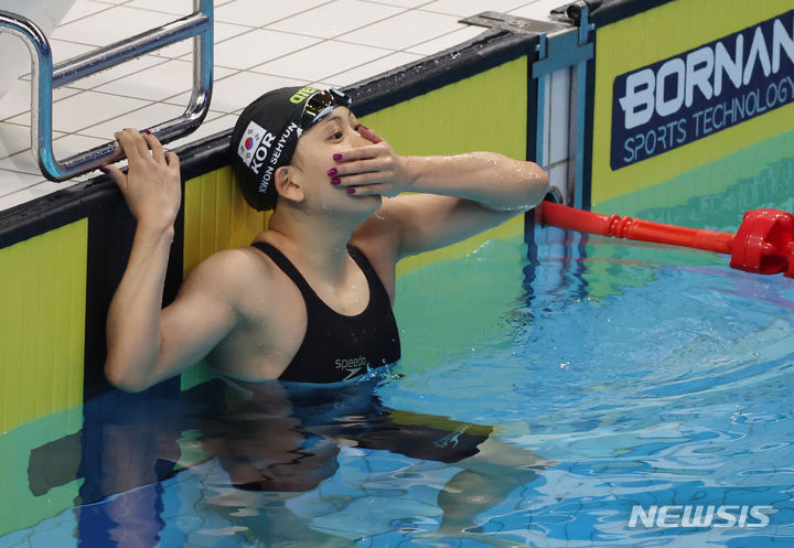 [항저우=뉴시스] 고승민 기자 = 28일 중국 항저우 올림픽 스포츠센터 수영장에서 열린 2022 항저우 아시안게임 수영 여자 200m 평영 결승 경기, 한국 권세현이 은메달을 확인하고 기뻐하고 있다. 2023.09.28. kkssmm99@newsis.com