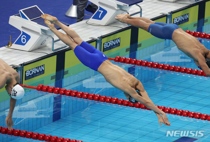 [항저우=뉴시스] 고승민 기자 = 28일 중국 항저우 올림픽 스포츠센터 수영장에서 열린 2022 항저우 아시안게임 수영 남자 800m 자유형 패스트히트 결승에서 한국 김우민이 금메달을 획득했다. 김우민이 입수하고 있다. 2023.09.28. kkssmm99@newsis.com