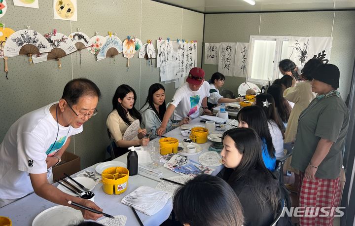 [목포=뉴시스] 관람객들이 '2023 전남국제수묵비엔날레' 행사장에서 수묵 그리기 체험을 하고 있다. (사진=전남도 제공) 2023.09.29. photo@newsis.com *재판매 및 DB 금지